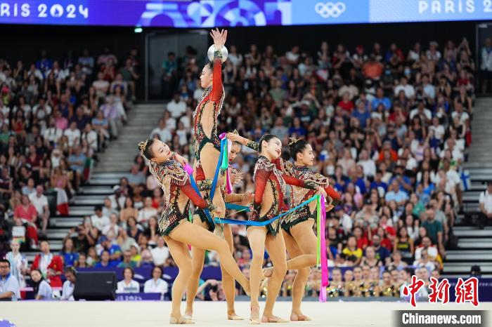 19岁艺术体操小将与队友创造历史 家人：热爱是