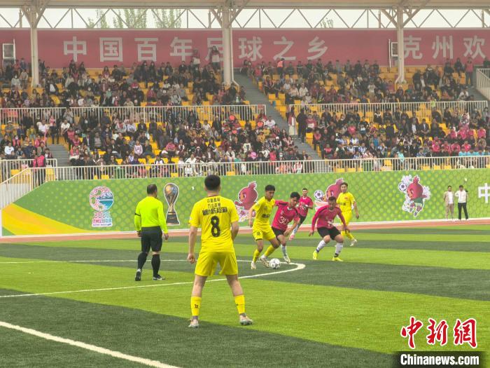 新疆克州举行石榴籽杯足球联赛 逾百支球队逐梦