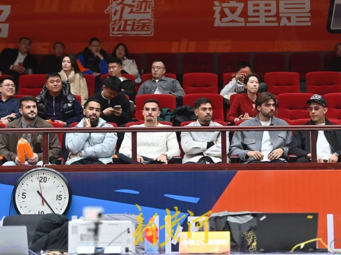 山东男篮半场落后浙江外援现身助威