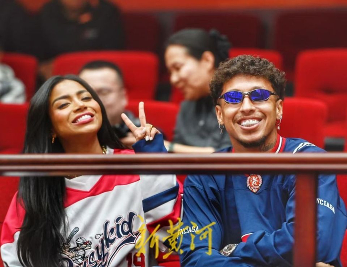 山东男篮半场落后浙江外援现身助威