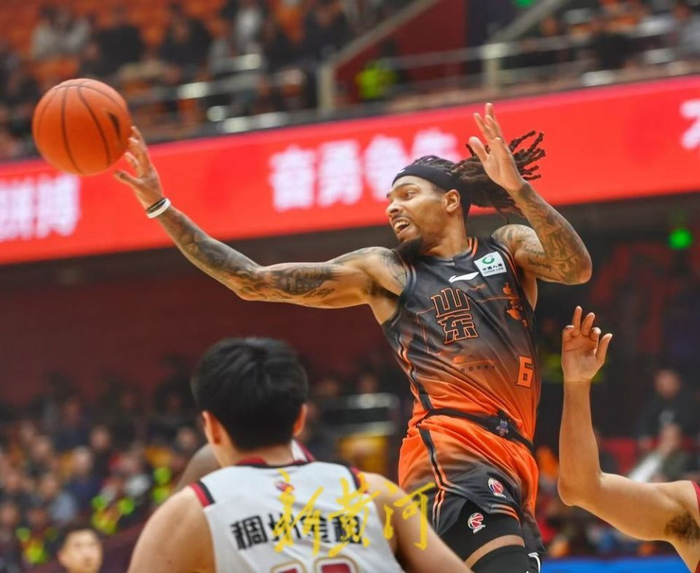 山东男篮半场落后浙江外援现身助威
