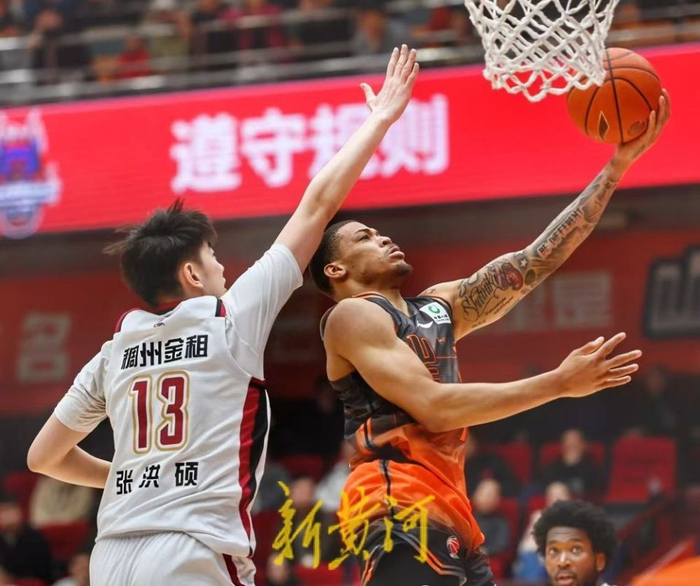 山东男篮半场落后浙江外援现身助威