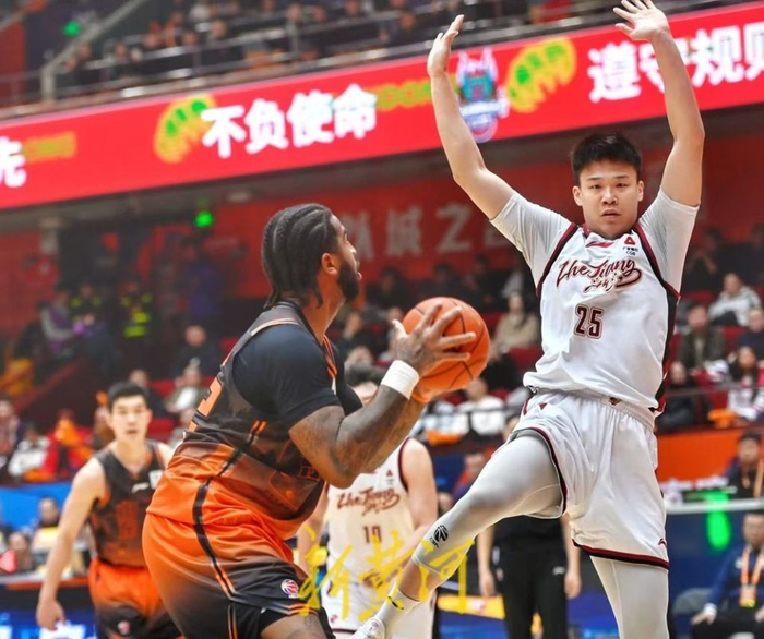 山东男篮半场落后浙江外援现身助威