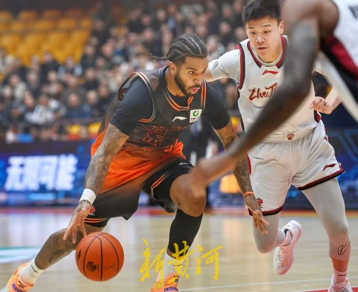 山东男篮半场落后浙江外援现身助威