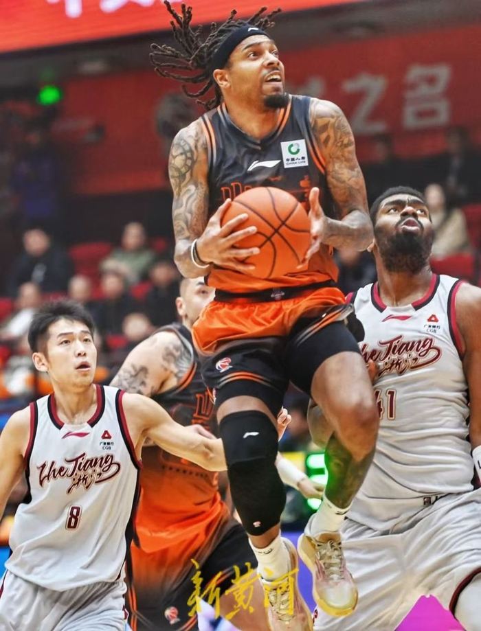 山东男篮半场落后浙江外援现身助威