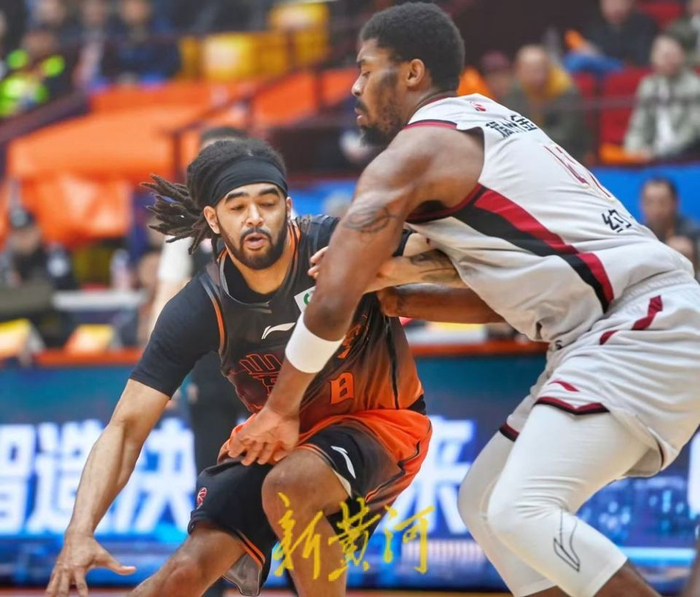 山东男篮半场落后浙江外援现身助威