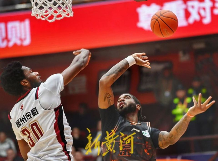山东男篮半场落后浙江外援现身助威