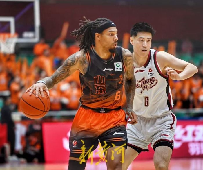 山东男篮半场落后浙江外援现身助威