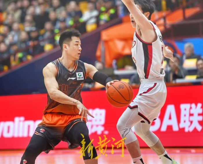 山东男篮半场落后浙江外援现身助威