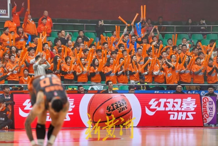 山东男篮半场落后浙江外援现身助威