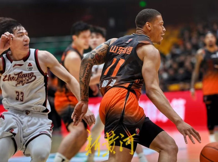 山东男篮半场落后浙江外援现身助威