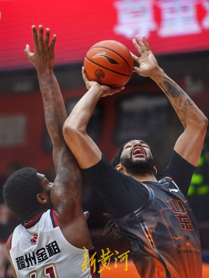山东男篮半场落后浙江外援现身助威