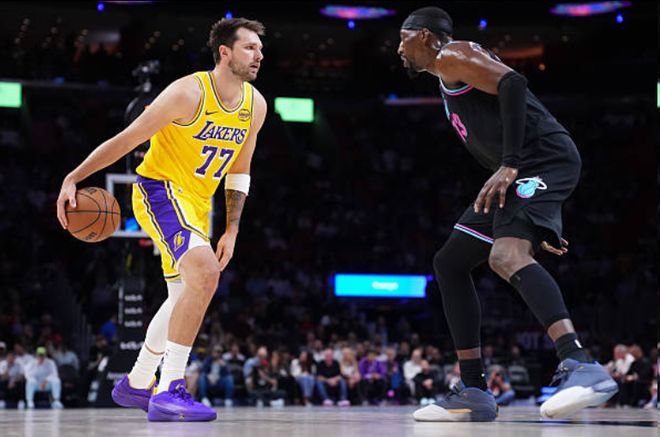 东契奇砍60分率湖人掀翻热火 8连胜创纪录