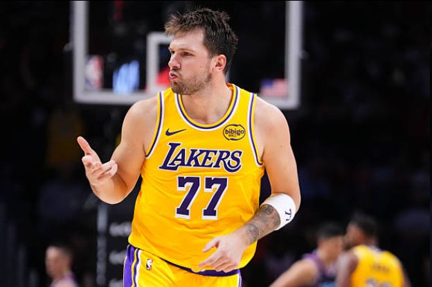 东契奇砍60分率湖人掀翻热火 8连胜创纪录