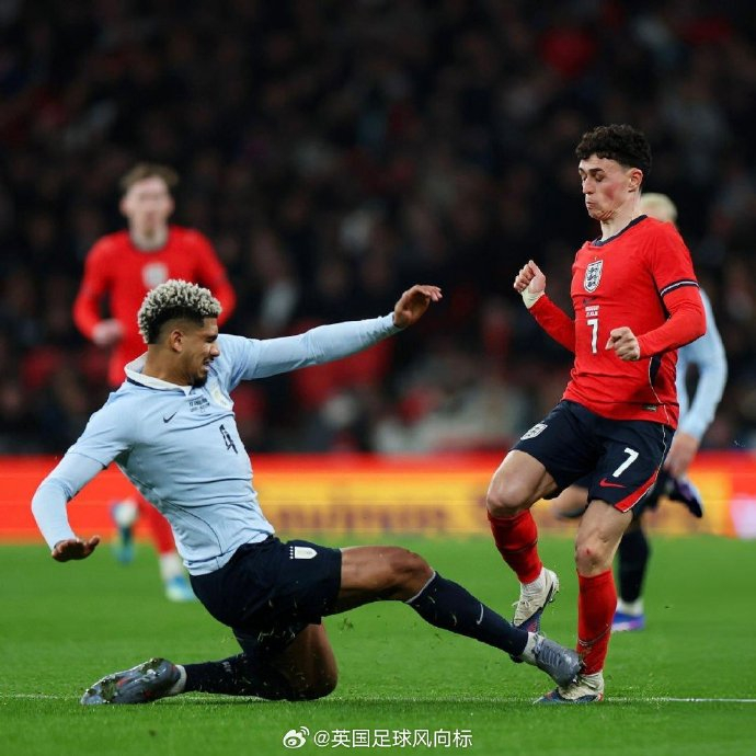 福登遭阿劳霍铲伤被换下 争议判罚引热议