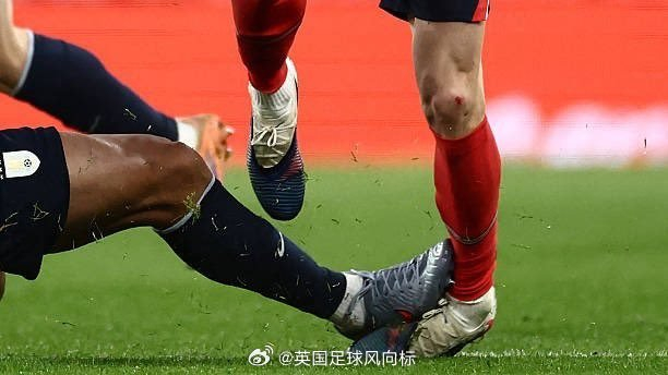 福登遭阿劳霍铲伤被换下 争议判罚引热议
