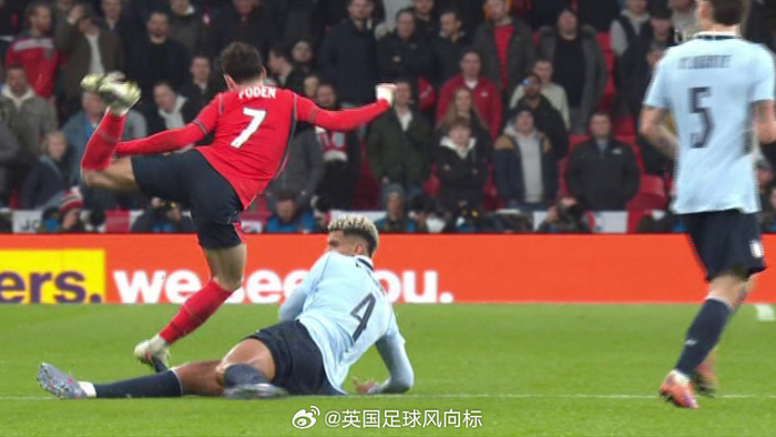 福登遭阿劳霍铲伤被换下 争议判罚引热议