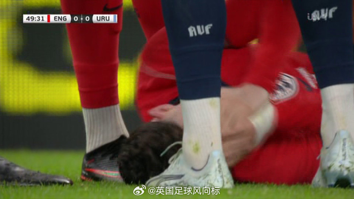 福登遭阿劳霍铲伤被换下 争议判罚引热议