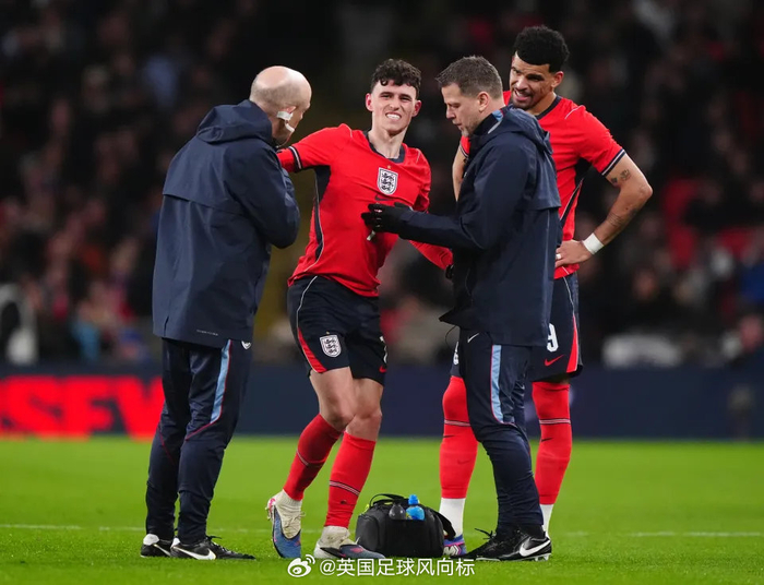 福登遭阿劳霍铲伤被换下 争议判罚引热议