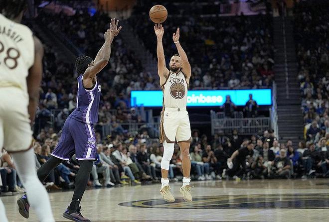 勇士逆转国王终结四连败 库里波杰姆斯基三分建