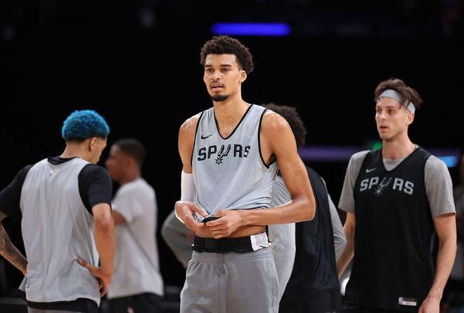 NBA现役前十排名引发争议，文班亚马力压东契奇